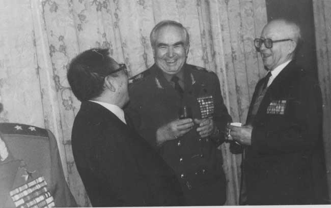 В посольстве КНР в Москве. Посол Ван Цзиньцин, маршал Советского Союза В.Г. Куликов и подполковник в отставке А.К. Желваков. 7 января 1992 года.